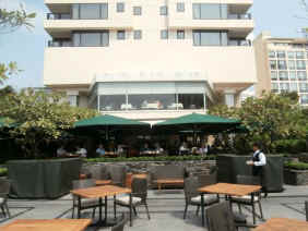 Oriental_Hotel_-_lunch_on_the_verandah